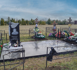 Куда правильно ставят памятник на могиле: в изголовье или у ног?